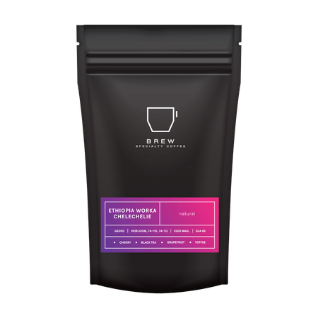 Vyšnios, karamelė ir 85 balų kokybė 🍒

Ar kada nors ragavote kavos, kuri primena desertą, bet išlieka lengva kaip popietės arbata?

Pristatome Ethiopia Worka Chelechelie – 85 SCA balų šedevrą iš Gedeo regiono. Tai kava tiems, kurie ieško elegancijos:

Pirmas gurkšnis: Subtili juodoji arbata ir greipfruto gaiva.
Šerdis: Saldžios, sunokusios vyšnios.
Finalas: Šilkinė „Toffee“ karamelė.

Tai Natural apdorojimo kava, todėl jos kūnas pilnas, o aromatas – užpildantis visus namus