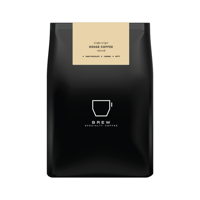 House Coffee| Šviežiai skrudinta kava | brew.lt

Šalis, Regionas: Brazilija
Rūšis: 100% Arabika 
Porūšis:&nbsp;Bourbon,&nbsp;Catuai 
Ūkio aukštis:&nbsp;900 - 1100m virš jūros lygio 
Apdorojimas: Sausasis 
Skoninės savybės:&nbsp;Tamsus šokoladas, karamelė, riešutai
Skrudinimo lygis: Vidutinis skrudinimas
Tinka:&nbsp;Klasikinio skonio, nepretenzinga namų kava. Tinkama espresso, plikymui, moka&nbsp;kavinukams